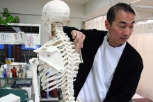 人骨模型で症状の原因を分かりやすく説明します