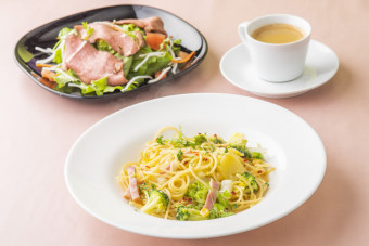 サラダ・パスタコース／ベーコンと野菜の辛口塩味、ローストビーフサラダ