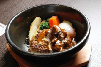 石焼和牛ハンバーグ＆タンシチュー　880円（税込）