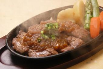 牛ハラミの鉄板ステーキ　858円（税込）