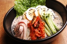 黒豆乳冷麺 825円（税込）／ハーフ 605円（税込）