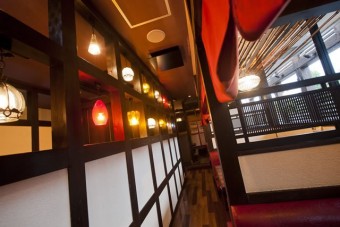 個室区切りのフロアがメインの和モダンな店内