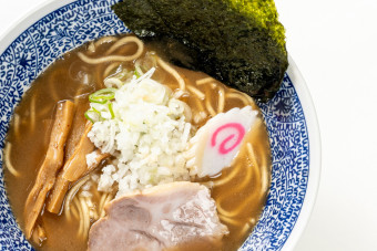 麺はちぢれのある手もみ中太麺を使用。