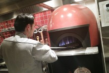 ピザ窯で職人が焼き上げる!