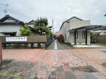 メイン道路からの入口
