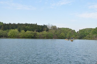 季節によって景観を楽しめる丹生湖