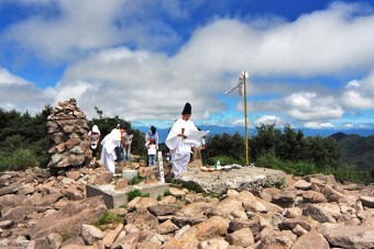 祖霊祭・地蔵岳（毎年8月13・16日）