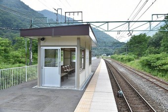 上り線のホームは地上にあります