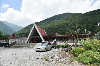 冬に駅舎は雪景色に変わる