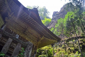 中腹に差し掛かり上を見上げると迫力の岩波に圧巻されます。