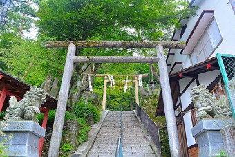 石段街を抜けると見える鳥居