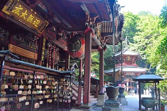 本堂と六角堂