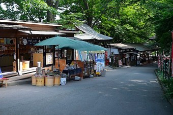 参道にはお土産屋が並びます