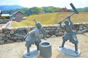 餅つきをする像