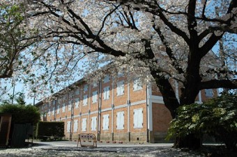 春の富岡製糸場