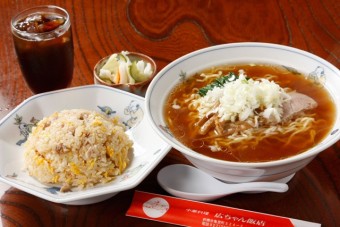 ラーメンセット（ラーメンと半チャーハン）　９３５円