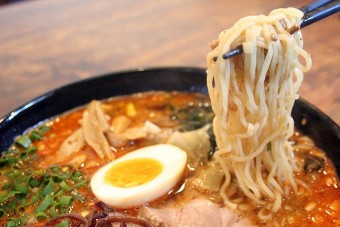 細麺かちぢれ麺か選べます。