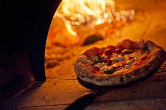 イタリア製薪釜で焼くこだわりのピッツァ