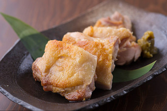 地鶏の岩塩焼き　柚子こしょう添え