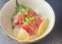 まぐろ丼　(+180円)