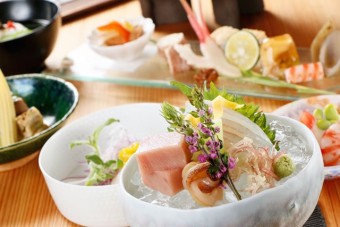 旬の食材をふんだんに使った和食のコースをお愉しみ下さい。