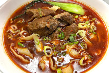 麻辣牛肉刀削麺