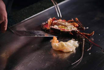 伊勢エビも目の前で優雅に調理します