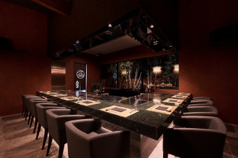 カウンター１０席のみの大人の空間