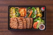 極上三種盛り弁当　(税込4,400円)