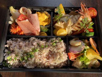 季節のお魚と十五穀米のヘルシー弁当