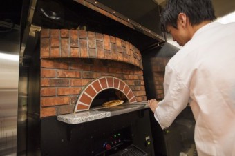 本格ピッツァや窯焼き料理をお楽しみいただけます