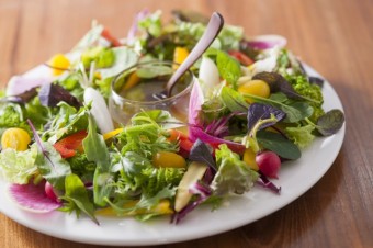 朝採れ野菜たっぷり菜園風サラダ