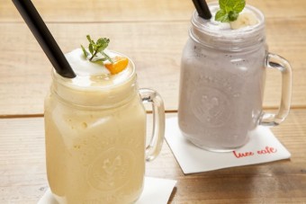 自家製スムージー等のカフェドリンクも充実。