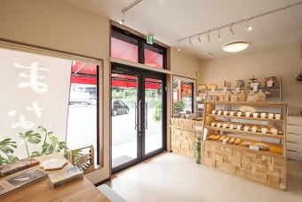 対面式なので、気になるパンは店主の丁寧な説明が聞けます！