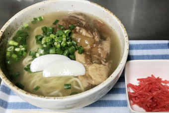 琉球味ソーキラーメン　沖縄そば風