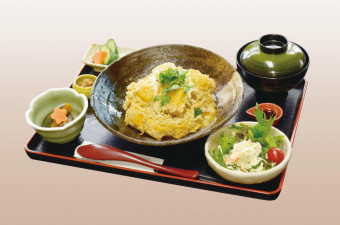 とうふのカツ煮丼　1452円（税込）Tofu boiled katsu bowl meal set