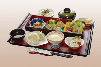もてなし御膳　1815円（税込）Motenashi meal set