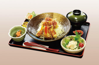 とうふのソースカツ丼　1452円（税込）Tofu sauce katsu bowl meal set