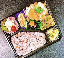 🥕ベジ弁当　とうふのカツ煮　830円（税込）