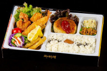 とうふと鮪のハンバーグ弁当　　　　1,782円（税込）