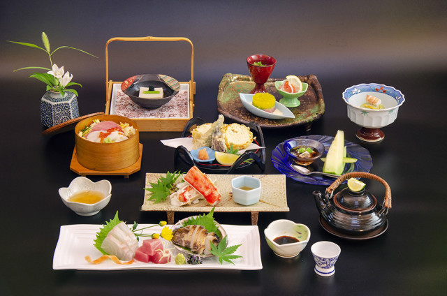 ご法要　15,000円コース（税込）　※写真はタラバガニとちらし寿司の組み合わせ