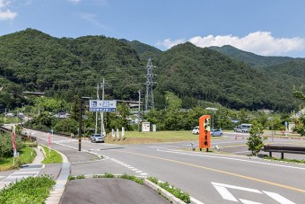 八ッ場ダムの下流 山々に囲まれた場所にある