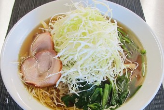 山盛りキャベツタワーの「あぐりーむラーメン」