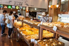 焼き立てパンの並ぶ店内