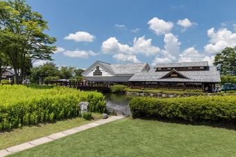 いくつもの店舗が立ち並ぶ道の駅川場田園プラザ