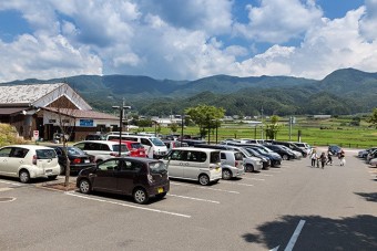 山々に囲まれた田園の中にある