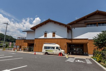 入り口は建物の各所にある