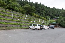 建物裏側の駐車場