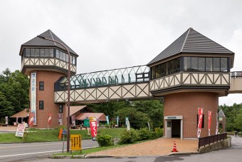 草津道路を登り切った展望歩道橋が目印の道の駅