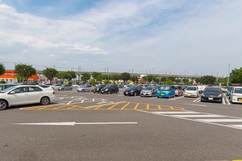 広々とした駐車場は普通車300台以上駐車可能